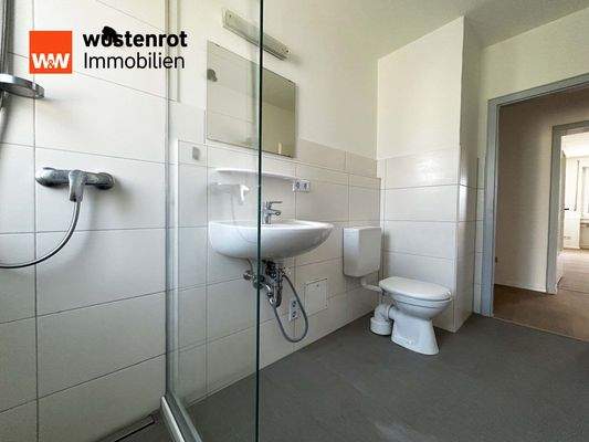 Badezimmer: Ein schöner Ort mit dem Wesentlichen – funktional, ehrlich, bereit für Ihren Alltag