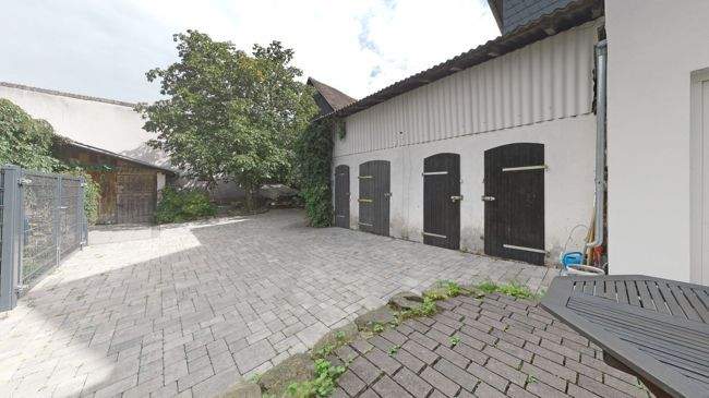 12_Hof mit Nebengebäuden