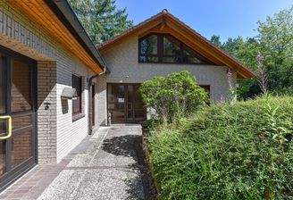 Winkelbungalow mit rollstuhlgerechtem Anbau und Garage 