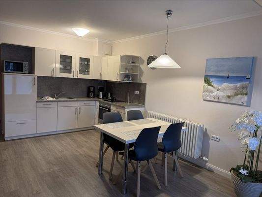 Küche mit Esstisch
