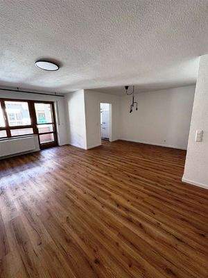 Wohn-Esszimmer mit Zugang zum Balkon