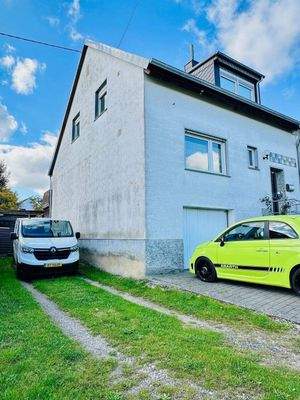 und Zufahrt zum Grundstück