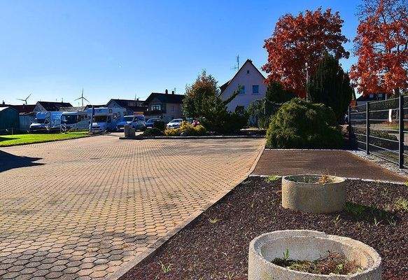 Mit 12 Stellplätzen auch LKW-geeignet