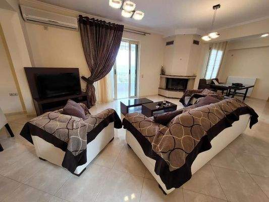 Kreta, Argouli: Zweistöckiges Haus mit Keller zu verkaufen