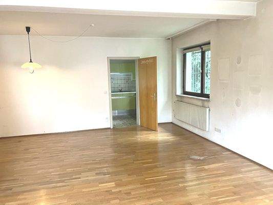 Blick vom Wohn-/Esszimmer Richtung Küche