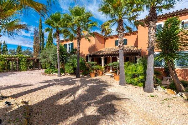 Mediterraner Haupteingang