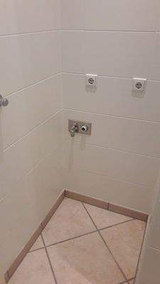 Ecke mit Fliesen und Anschlüssen