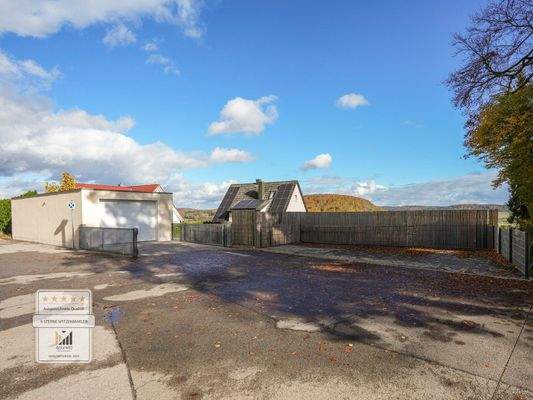 Garage und Stellplätze