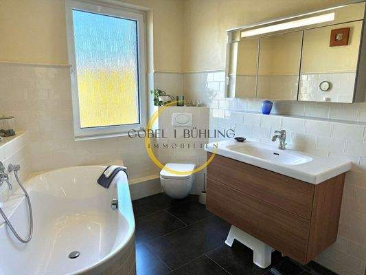 OG: Badezimmer mit Wanne & Dusche