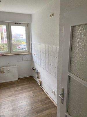 Blick in die Küche mit weißem  Fliesenspiegel.jpg