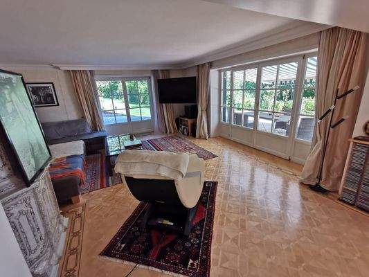 EG: Wohnzimmer mit Zugang zur Terrasse und Gartenblick