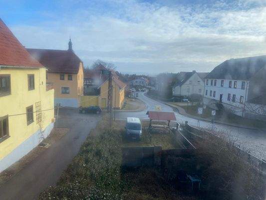 Wohnhaus 1. OG Ausicht ungeputzte Fenster