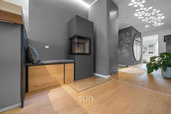 GEMÜTLICHER WOHNBEREICH MIT KAMIN