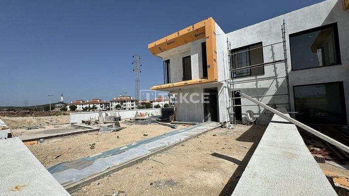 Semi-Detached Villas with Pools Close to Beaches in Izmir Çeşme