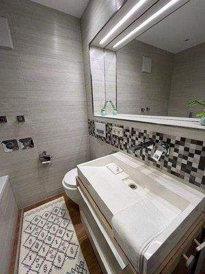 Badezimmer mit Waschbecken u. weiterem WC 