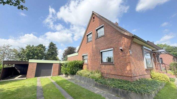 Seitenansicht mit Garage