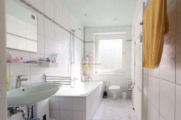 Modenes Bad mit Tageslicht