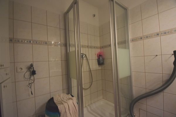 Badezimmer mit Dusche und Waschbecken