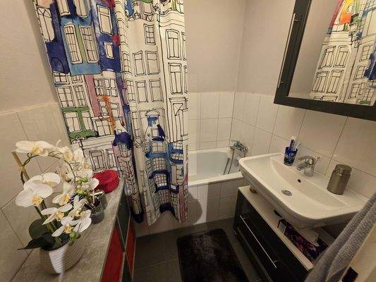 Bad Badewanne mit Dusche