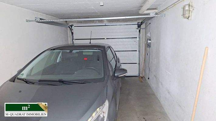 Garage mit Zugang zum Keller