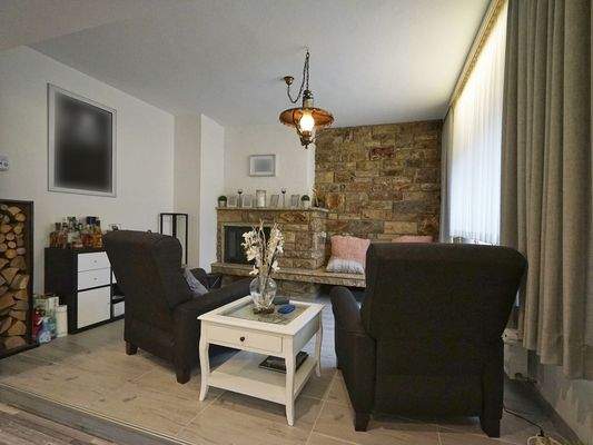 ...gemütlichem Kaminzimmer