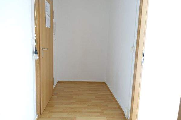 Blick Flur mit Platz für Kleiderschrank
