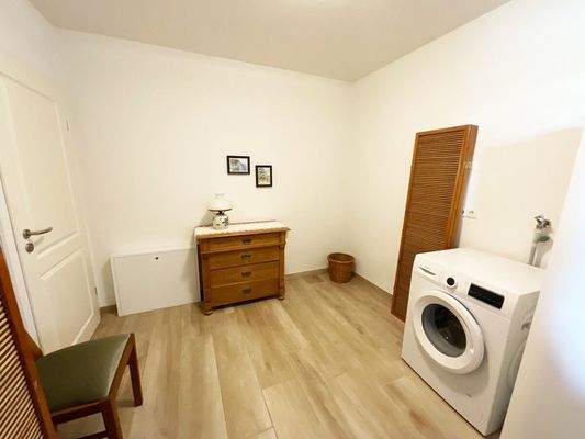 HWR/Seiteneingang zur DG Wohnung