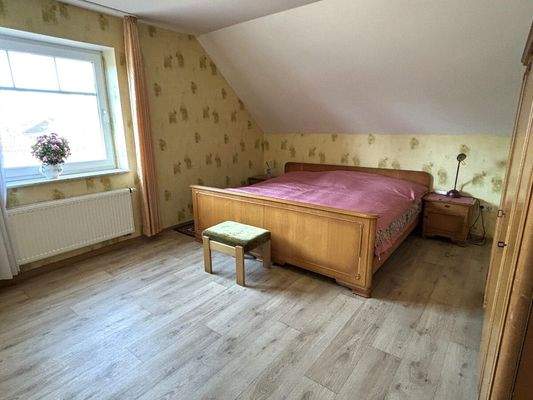 Geräumiges Schlafzimmer