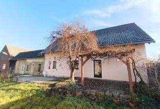 Haus links Außenansicht mit Terrassen