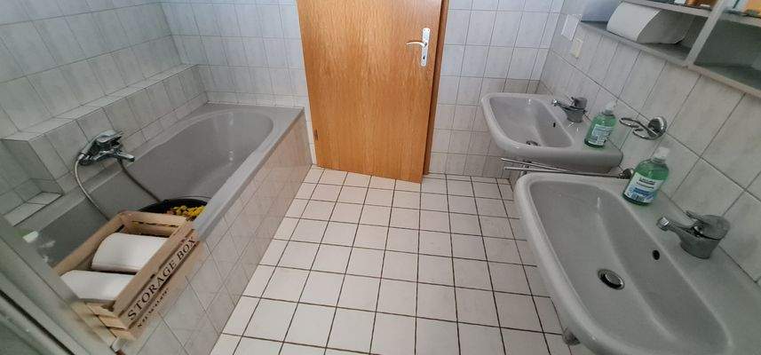 Badezimmer 1. OG mit Badewanne.jpg