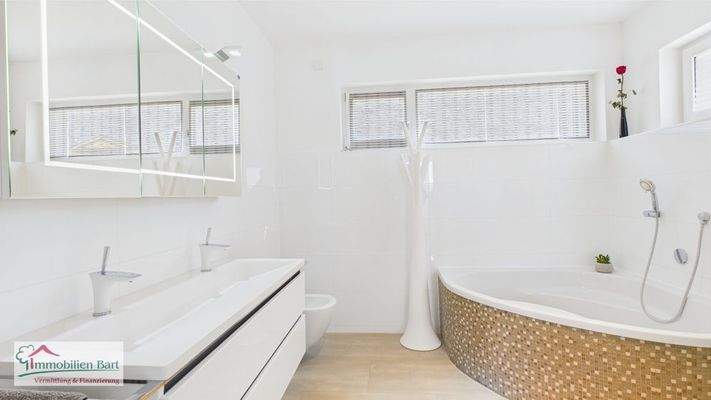 Bad zugehörig zum Hauptschlafzimmer