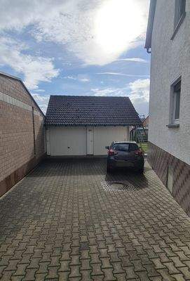 Rechte Garage gehört zu Wohnung im 1 OG und DG.jpg