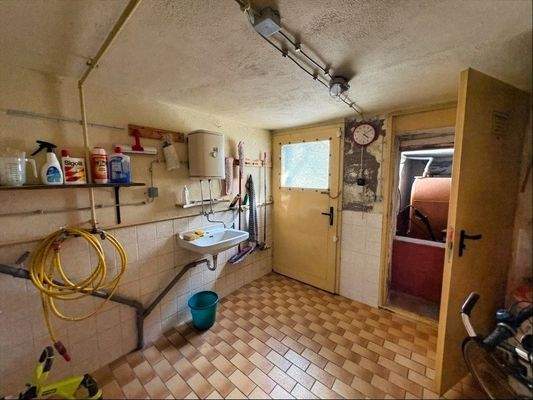 Waschküche mit Zugang in den Garten