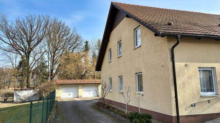 Einfahrt zu den Garagen