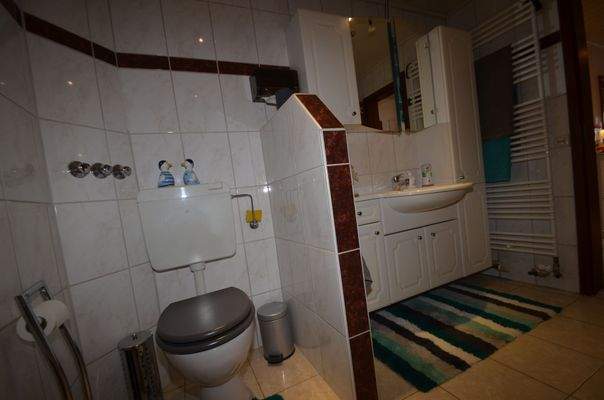 ...WC durch halbhohen Sichtschutz separariert