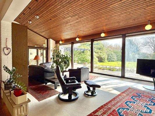 Wohnzimmer mit Blick in den Garten