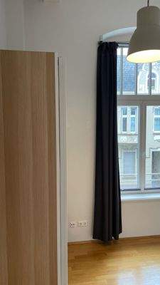 Fenster mit Fensterbank im Schlafzimmer.jpg