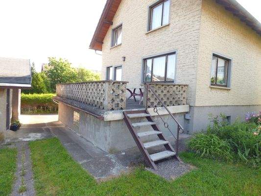 rückwärtige Ansicht mit Terrasse