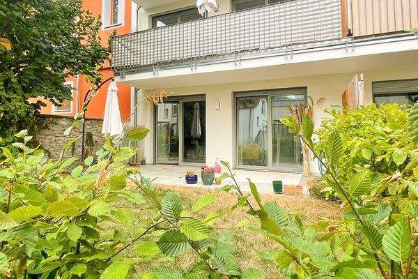 Blick auf die Terrasse mit Garten