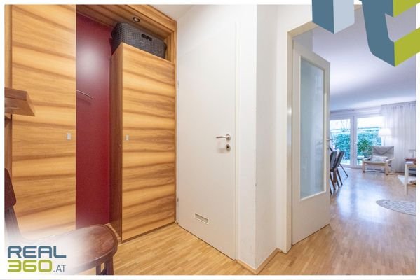 Garderobe mit Blick in die Wohnung