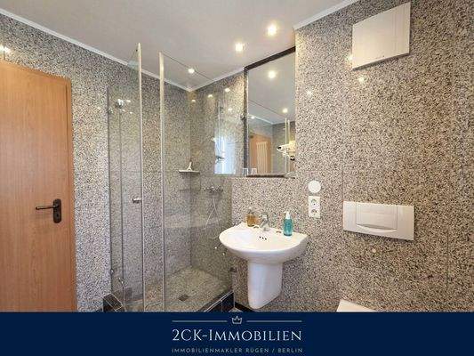 Badezimmer mit Dusche