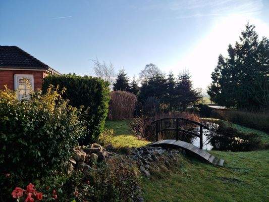 Malerische Landschaft und so ein liebevoll gepflegter Garten mit Brücke