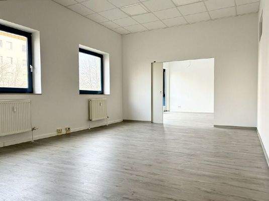 Büro mit Küche Blick zum Hauptbüro