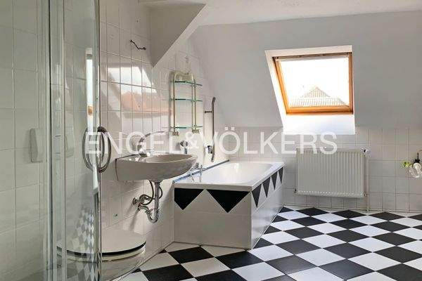 Blick in das geräumige Badezimmer