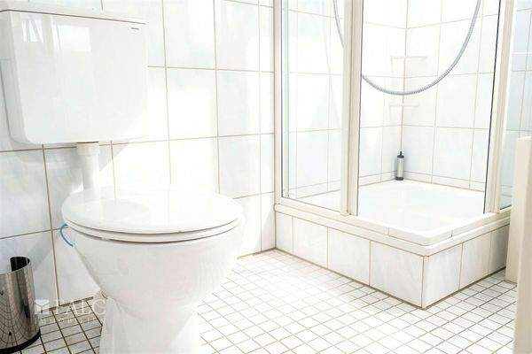 Badezimmer EG - (KI generiert)