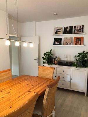 Esszimmer mit Holztisch