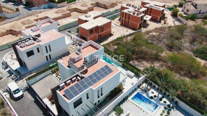 Villas Close to the City and the Beach in La Nucia Alicante