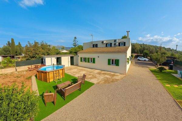 Ansicht der Rückseite der Finka mit Pool