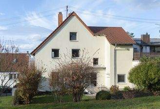 Rückansicht mit Garten und Terrasse 