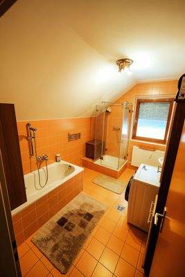 Badezimmer mit Fenster, Wanne und Dusche